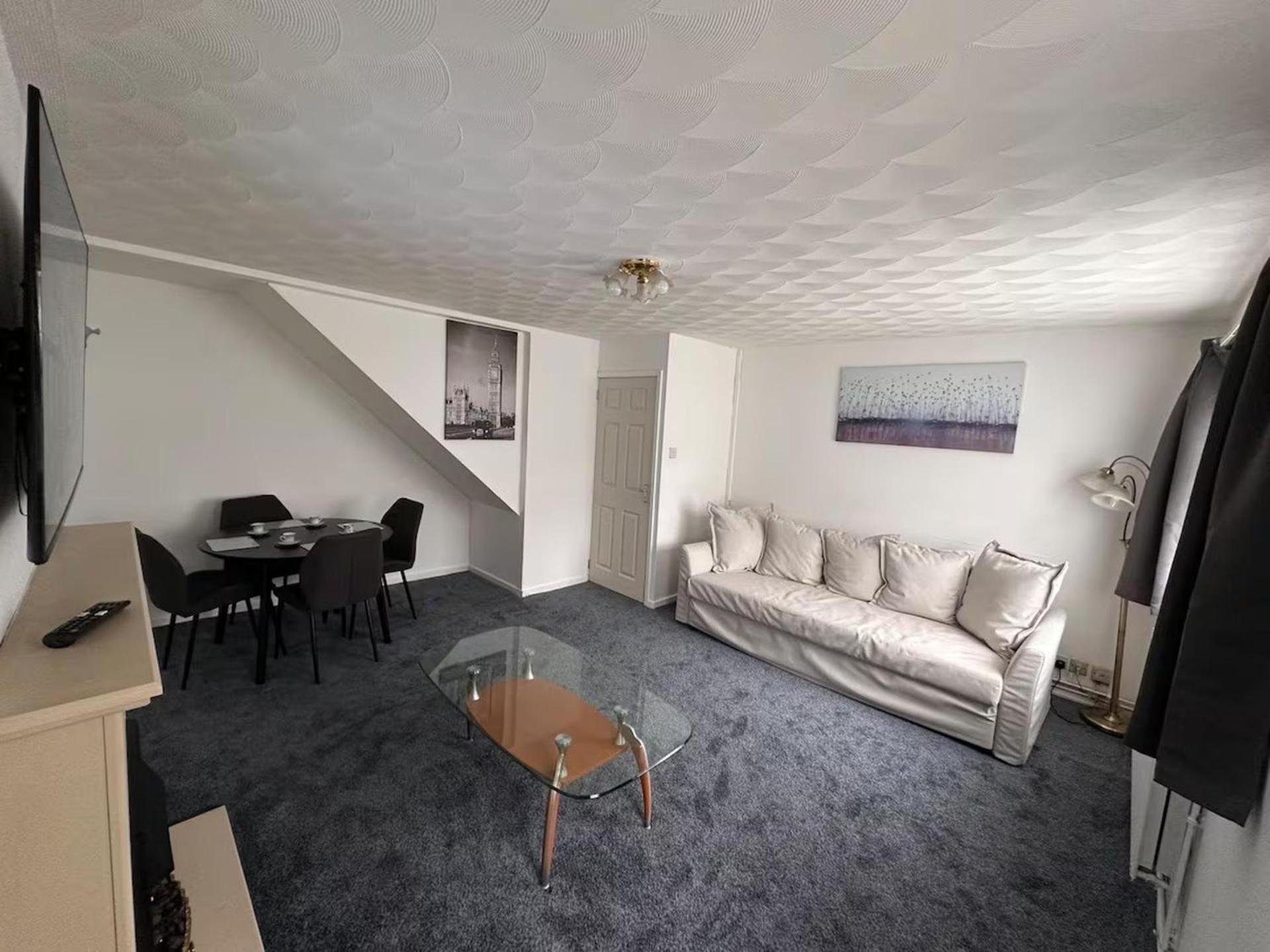 3-bed Retreat - Sleeps 7 Garden & Parking Holiday home Manchester