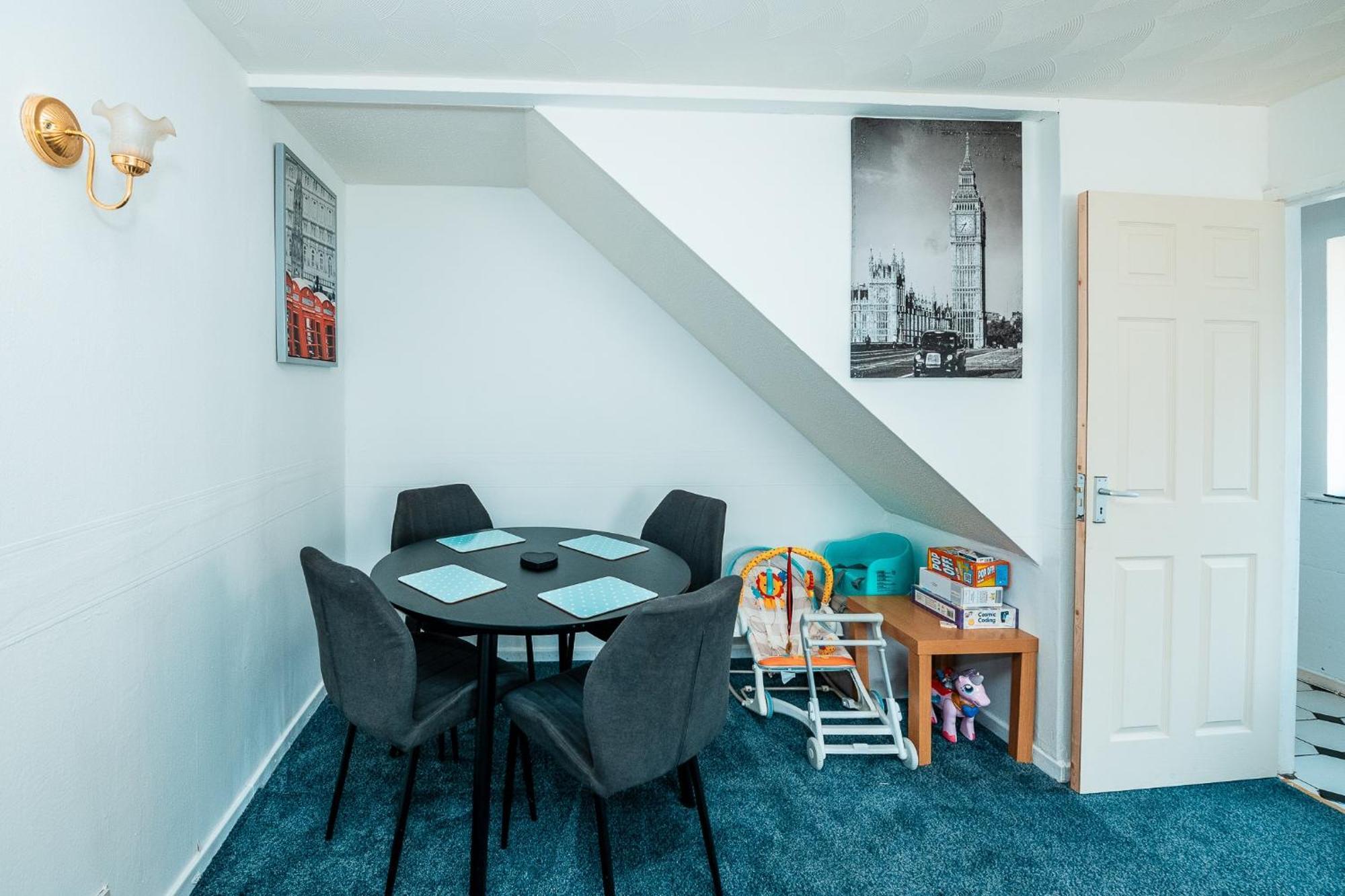 3-bed Retreat - Sleeps 7 Garden & Parking