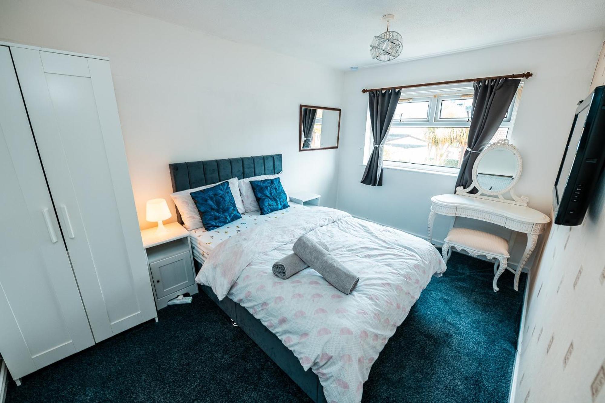 Holiday home 3-bed Retreat - Sleeps 7 Garden & Parking Manchester