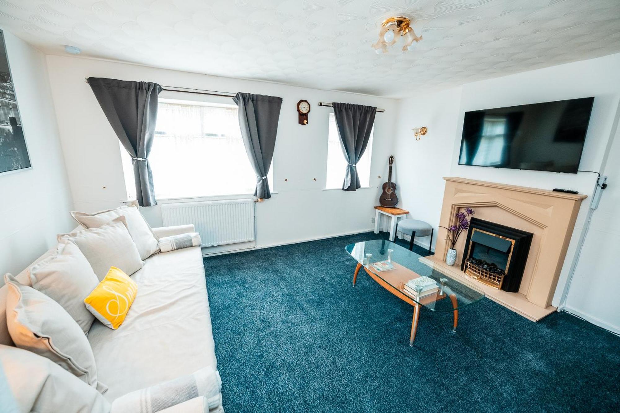 3-bed Retreat - Sleeps 7 Garden & Parking * Manchester