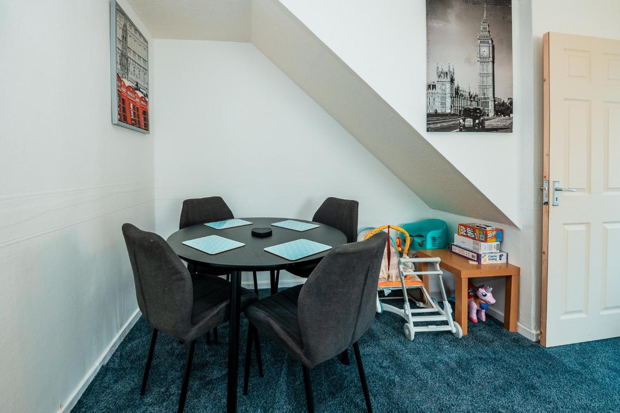 3-bed Retreat - Sleeps 7 Garden & Parking Holiday home Manchester