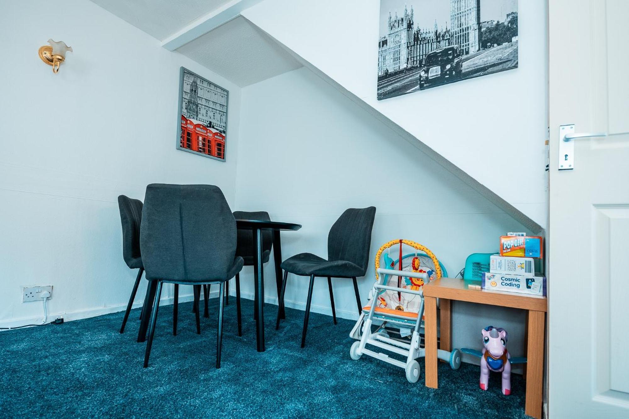 Holiday home 3-bed Retreat - Sleeps 7 Garden & Parking Manchester