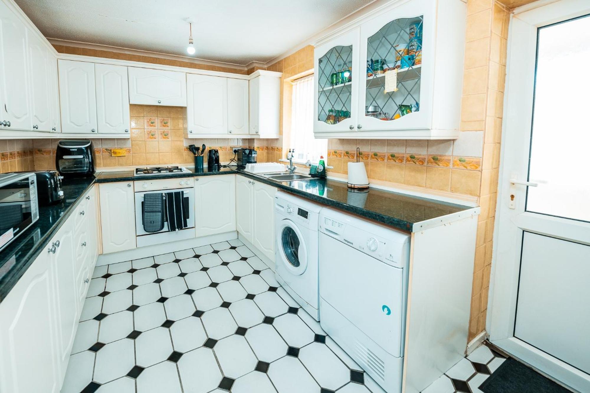 3-bed Retreat - Sleeps 7 Garden & Parking * Manchester