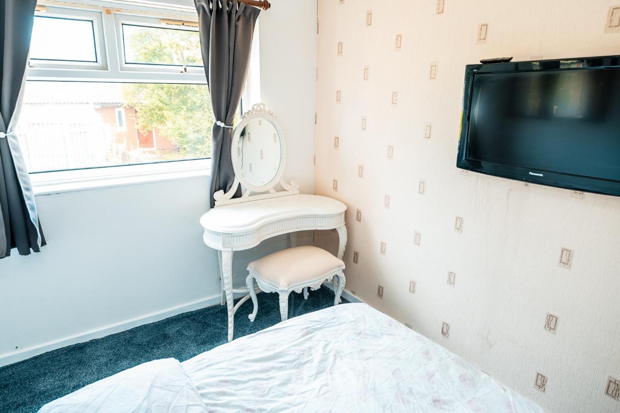 3-bed Retreat - Sleeps 7 Garden & Parking Manchester