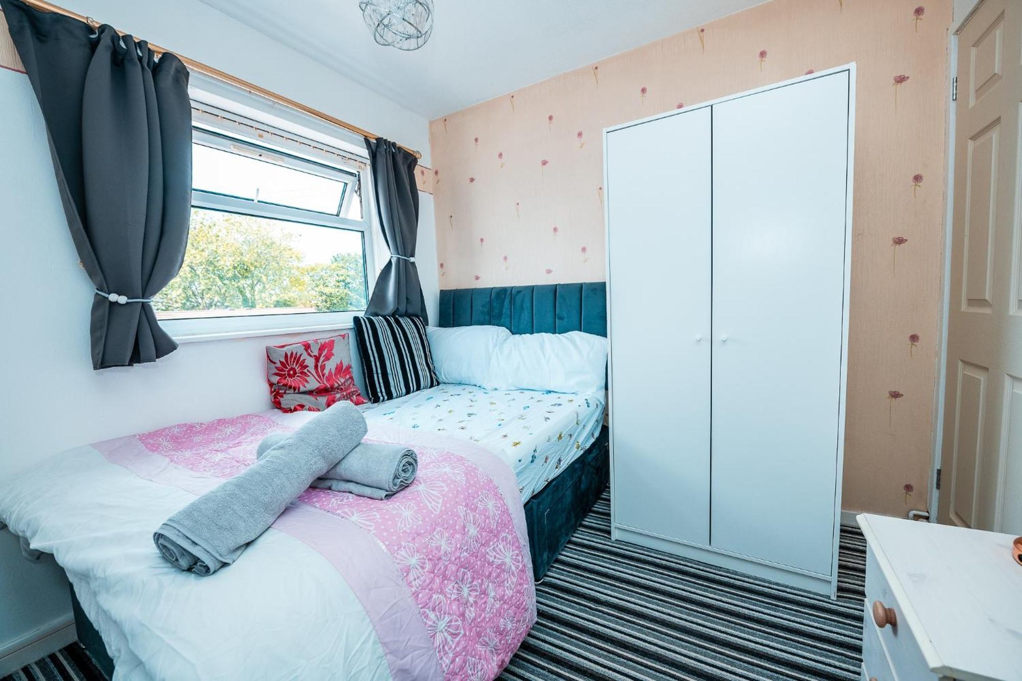 3-bed Retreat - Sleeps 7 Garden & Parking * Manchester