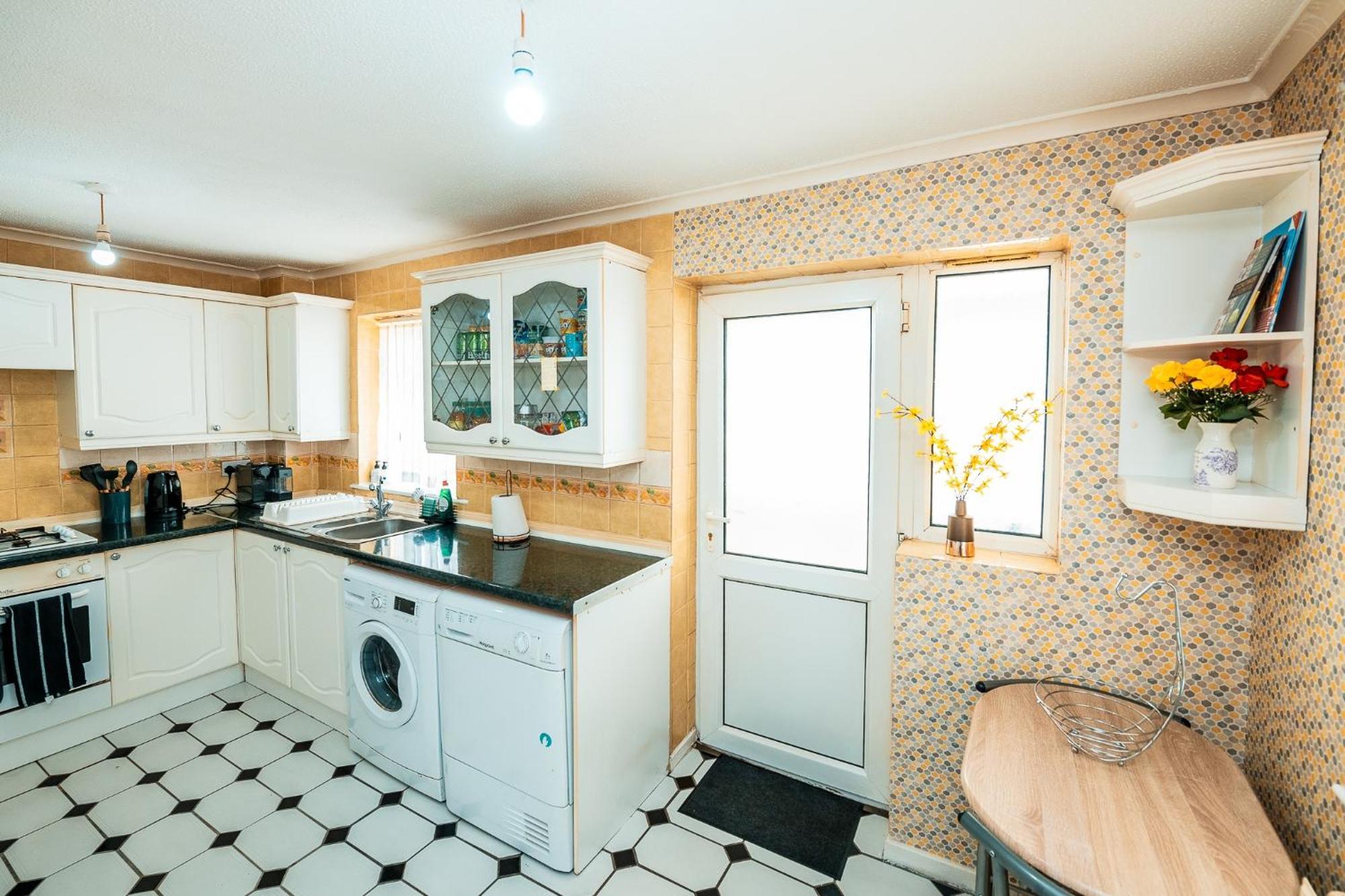 3-bed Retreat - Sleeps 7 Garden & Parking Holiday home