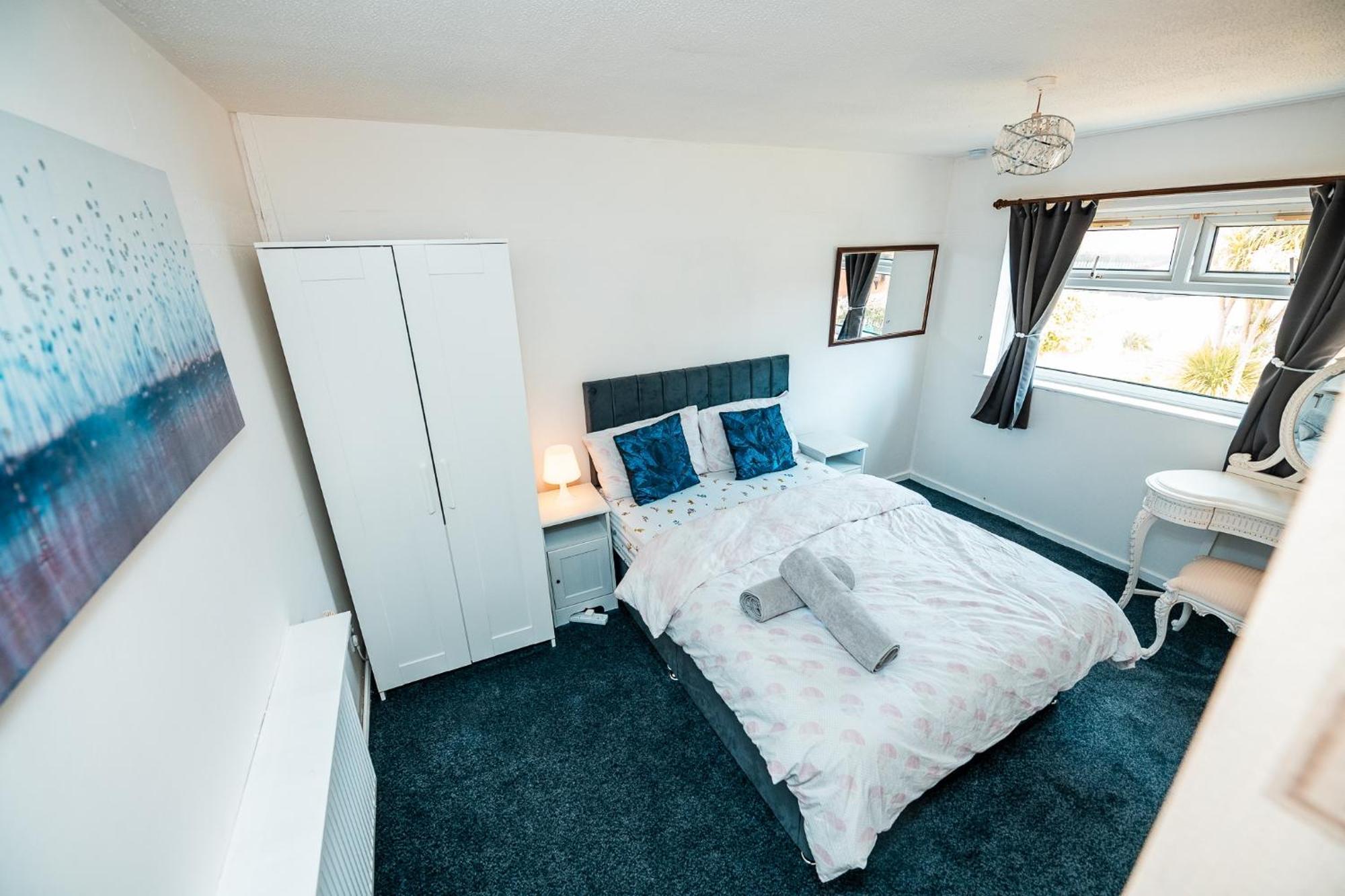 3-bed Retreat - Sleeps 7 Garden & Parking *