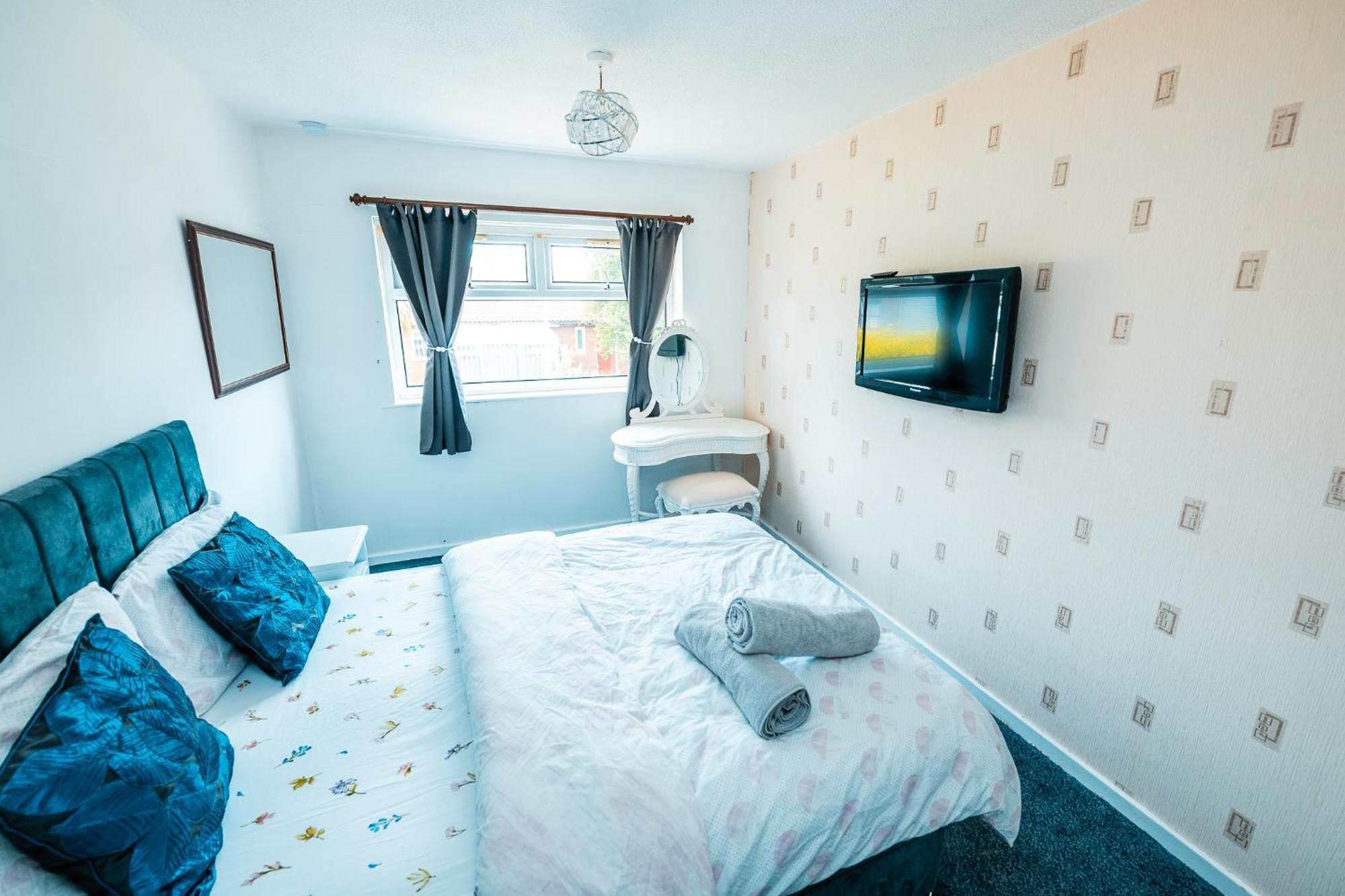 3-bed Retreat - Sleeps 7 Garden & Parking Manchester