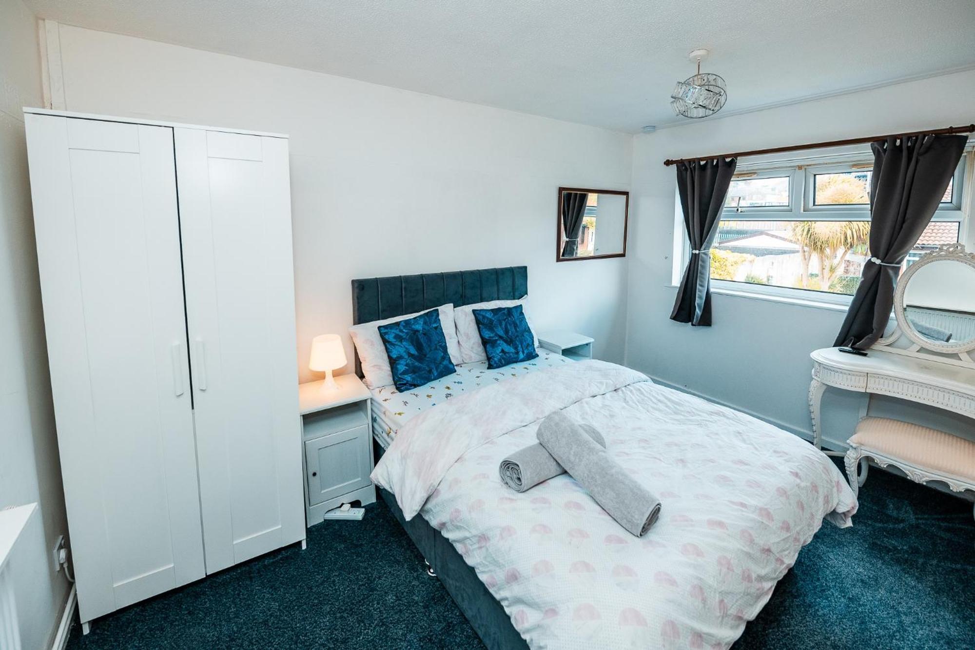 Holiday home 3-bed Retreat - Sleeps 7 Garden & Parking