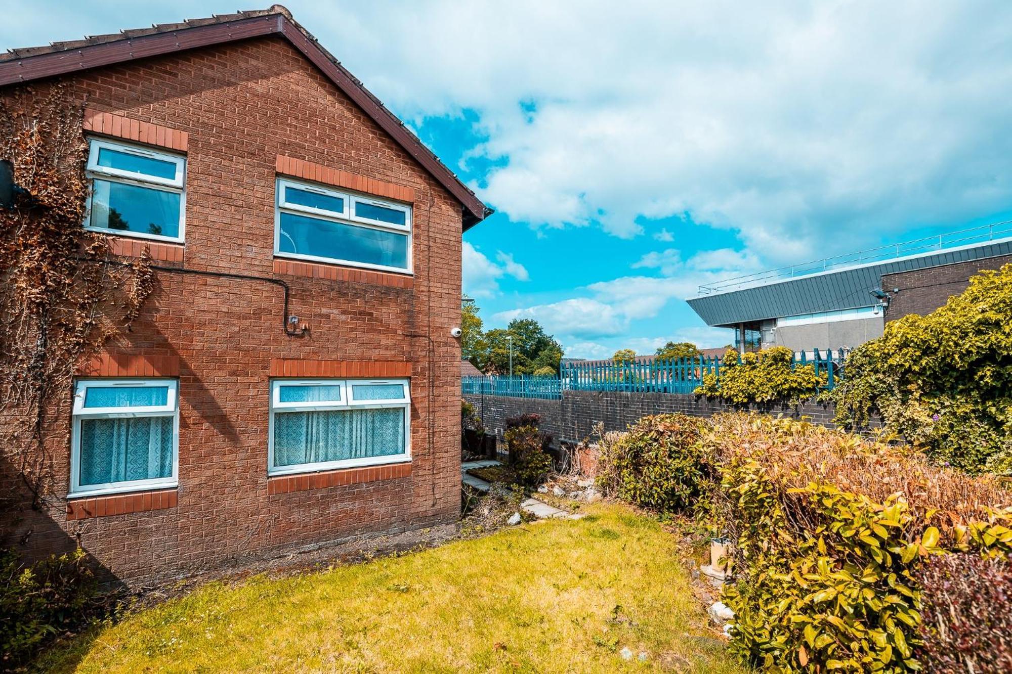 3-bed Retreat - Sleeps 7 Garden & Parking Holiday home